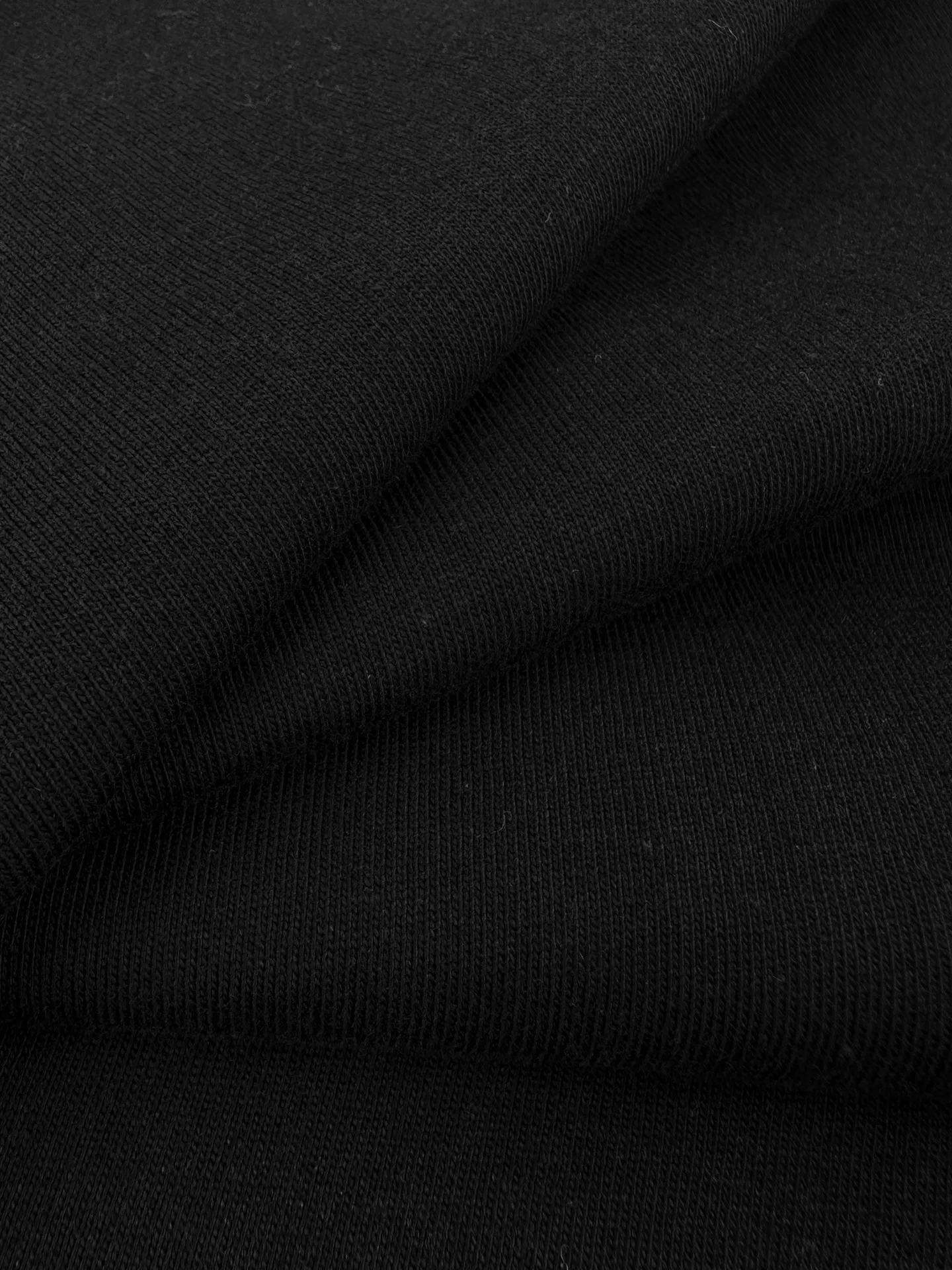 Ami Paris logo embroidered short sleeves. Customized high-count densely spun cotton. Soft and delicate, comfortable and skin-friendly. The jet black background is like the night color on the body. The extremely restrained color tone demonstrates an effortless sense of luxury. The love logo on the chest is embellished with rough particles. The AMI embroidery of the same color on the back quietly echoes. The French romance is hidden in the details. Low-key but highly recognizable. Use minimalist brushwork to outline a luxurious and relaxed state. Process 1: Use imported machine embroidery process Use advanced computer control systems and precision mechanical components to realize Ami logo and letter embroidery operations with high precision and smooth and delicate lines. Process 2: The fabrics have been fermented and washed for better hand feel. Not easy to deform, not easy to shrink, not easy to fade, and maintain long-term beauty. Accessories: Customized 1:1 Ami trademark. Version: Loose version. Size: S M L XL. Style number: BB 820.